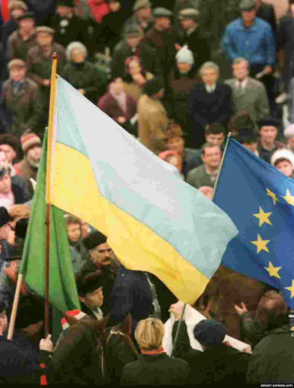 Flamuj ukrainas dhe evropianë gjatë një tubimi pro pavarësisë në Kiev.