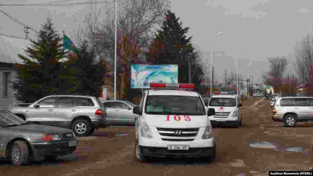 Ақпанның 5-і күнгі оқиға орнына келген жедел жәрдем әлі күнге Ынтымақ ауылында кезекшілік етеді. Ауылдық аурухананың бас дәрігерінің Азаттық тілшісіне айтуынша, оқиға кезінде жарақаттанғандар болмаған. 