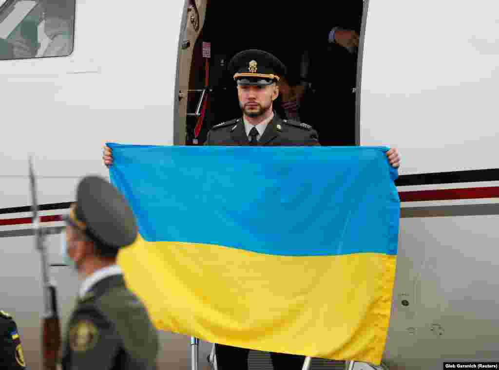 Повернення Марківа. 3 листопада суд в італійському Мілані вирішив повністю виправдати нацгвардійця Віталія Марківа у справі про загибель журналіста і його перекладача на Донбасі в 2014 році за відсутністю складу злочину і негайно випустити його на волю. Вдень 4 листопада він повернувся до Києва