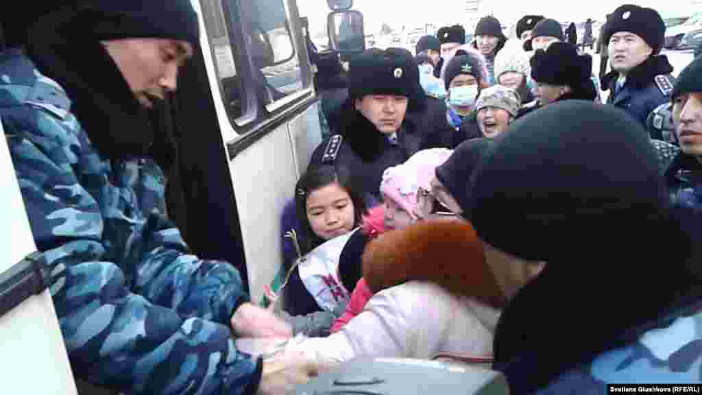 Жас балаларымен бірге наразылық акциясына шыққан Астанадағы «Махаббат» кешені тұрғындарын арнайы жасақтың күшпен таратқаны туралы видеосюжет әлеуметтік желіде наразы пікірлер тудырды. Бұған қоса, Алматы, Астана, Қызылордадағы баспана даулары әлеуметтің назарына ілігіп, реакция туғызды. 