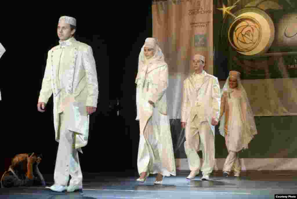 Казанда беренче тапкыр "Islamic clothes" халыкара мөселман модасы бәйгесе узды. Анда хатын-кызлар, ирләр һәм балалар өчен коллекцияләр тәкъдим ителде. Бәйгедә гомумән 40 модельер катнашты. Һәм 51 коллекциянең 10-ысы финалга узды. Дизайнерларның эше Pret-a-porte", "Du Luxe" һәм “Милли костюм” номинацияләре нигезендә бәяләнде. Беренче номинациядә жюри гран-при бирмәде. Калган ике номинациядә дә Казаннар җиңде: Эльмира Хаматова һәм Наҗия Вәлиева.