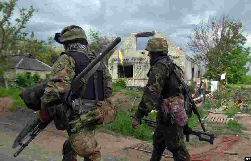 Українські військові прямують до передової лінії оборони неподалік Донецька, 28 травня 2015 року