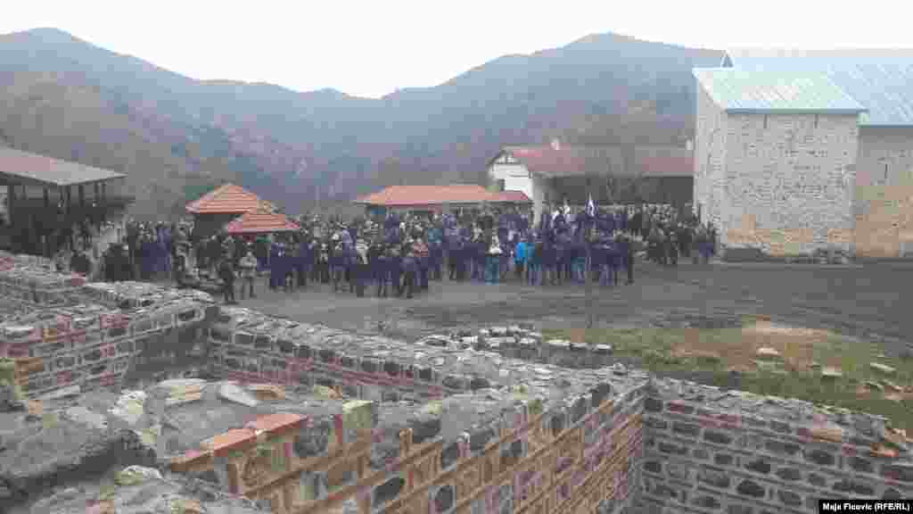 Qytetarë serbë ishin mbledhur mëngjesin e së shtunës te Manastiri i Banjskës, për ta pritur presidentin e Serbisë Aleksandar Vuçiq. 