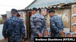 Несіпкүл Ұябаеваның үйінің жанында тұрған полицейлер. Астана, 12 мамыр 2017 жыл.