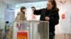O femeie votează la o secție din St. Petersburg. 15 martie 2024