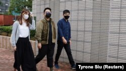 Жошуа Воң (оң жакта) менен кошо дагы эки активист соттолууда, алар да күнөөсүн монга алышты.