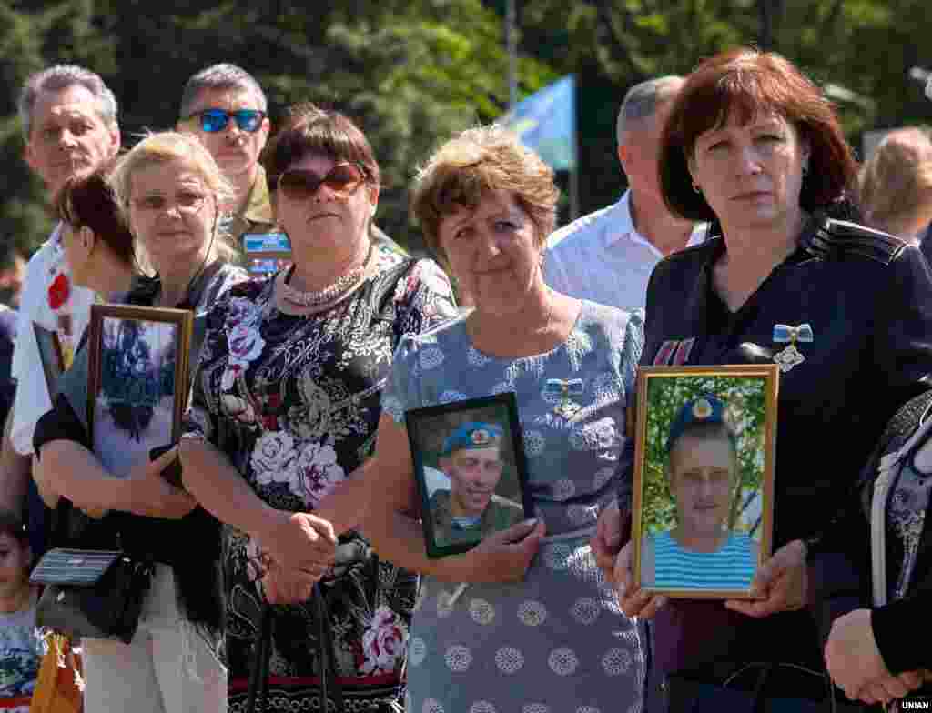 Жінки тримають портрети загиблих в АТО воїнів під час заходів до Дня пам'яті та примирення та до Дня Перемоги, у Кривому Розі (Дніпропетровська область), 8 травня 2017 року ПЕРЕГЛЯНЬТЕ ФОТОГАЛЕРЕЮ