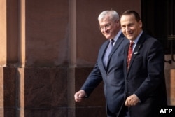 Ukrainanyň daşary işler ministri Andriý Sybiha (çepde) we Polşanyň daşary işler ministri Radoslaw Sikorski (sagda) 12-nji martda Warşawada duşuşdy.