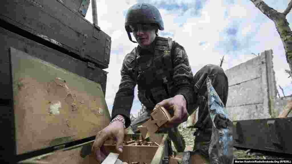 На одній із позицій солдат розпаковує патрони й готується до вечора. Каже, що набої завжди потрібно тримати напоготові, противник може провокувати у будь-яку хвилину. Як показує практика, це відбувається вночі