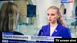 Путиннің үлкен қызы Мария Воронцова мемлекеттік арнаға сұхбат беріп тұр.