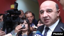 Էներգետիկայի եւ բնական պաշարների նախարար Արմեն Մովսիսյանը զրուցում է լրագրողների հետ, արխիվ