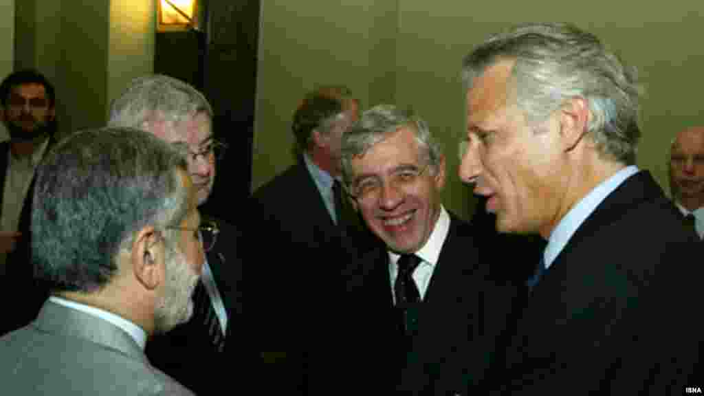 اما محمد خاتمی با پایان دوره‌اش جای خود را به محمود احمدی‌نژاد داد و این چنین شد که علی لاریجانی، جای حسن روحانی را در گفت‌وگوهای هسته ای گرفت.