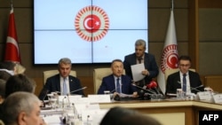 Ֆուաթ Օքթայը նախագահում է Թուրքիայի խորհրդարանի արտաքին հարաբերությունների հանձնաժողովի նիստը, Անկարա, 26 դեկտեմբերի, 2023թ. 