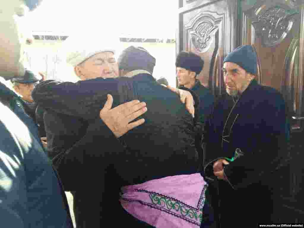 Марқұмдардың отбасына көңіл айтып келіп жатқандар арасында молдалар, шенеуніктер де бар. Ақтөбе облыстық денсаулық сақтау басқармасының басшысы Әсет Қалиевтің айтуынша, мүрделер қатты күйіп кеткендіктен, сырттай қарап олардың кім екенін ажырату мүмкін болмаған. 