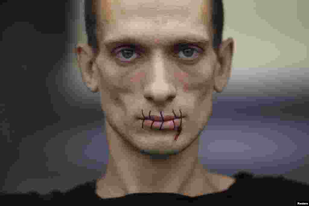 Павленский. "Шов". Протест против суда над членами группы Pussy Riot в 2012 году. Оба журналиста очень высоко отзываются о художнике. Бероева замечает: "Даже с зашитым ртом он говорит так, что слышит весь мир".