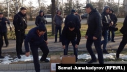 Қазақстандық "Хабар" телеарнасында көрсетілген Құрманбек Бакиев туралы деректі фильмге қарсылық акциясы. Бішкек, 30 қараша 2017 жыл.