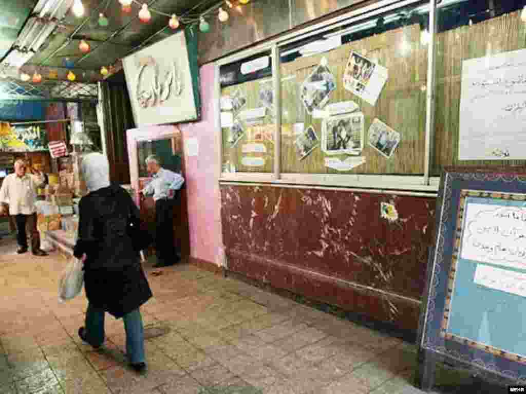 تئاتر پارس در قاب تصویر - نمایشخانه قدیمی پارس که از سالهای دور در خیابان لالهزار تهران فعالیت میکند، نهایتاً پس از یکسال تعلل در مورد مرمت آن، محکوم به تخلیه شد. (عکسها از خبرگزاری مهر/ تیرماه ۸۷)