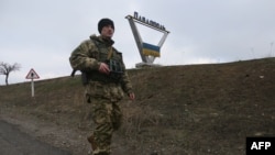 (архівне фото) Український військовий патрулює на околиці Павлополя, який зазнав обстрілу нині