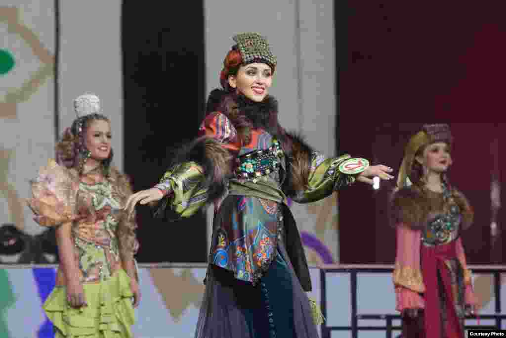 "Татар кызы 2015" бәйгесендә катнашучылар милли стильдә тегелгән кием күрсәтә, Татарстан вәкиле Миләүшә Морзаханова (уртада)