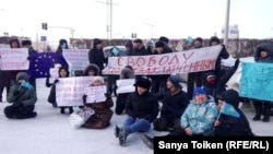 Еуроодақ өкілдігі алдында акция ұйымдастырған белсенділер. Нұр-Сұлтан, 27 қараша 2019 жыл.