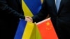 Ukrán és kínai zászlók az ukrán–kínai fórumon a Borisz Hrincsenko Kijevi Egyetemen 2020 júniusában