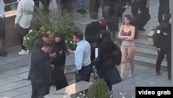 Eýranyň Azat uniwersitetiniň ýanynda ýanamalara protest bildirýän zenan