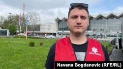 "Moj zadatak je da se postaram da svi stignu sigurno jer se zajedno borimo za jedan cilj": Matija Bojović ispred Železničke stanice u Novom Sadu uoči puta ka Briselu, 25. april 2025.