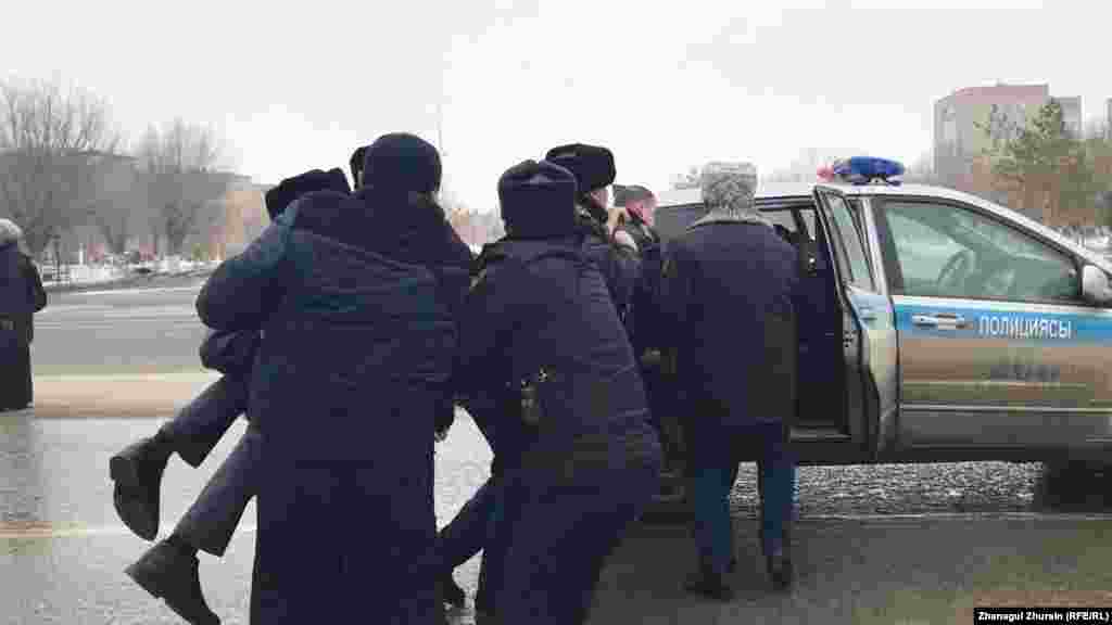Ақтөбеде полиция наразылардың бірін күштеп ұстап жатыр. 