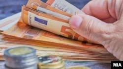 Iz Centralne banke Kosova za RSE navode da su krediti za opštu potrošnju u prvih par meseci ove godine povećani za 19 odsto, ali nisu želeli da komentarišu taj trend. 