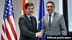 Ministri i Jashtëm maqedonas, Nikola Dimitrov, dhe , ndihmëssekretari amerikan i Shtetit për Çështje Evropiane dhe Euro-aziatike, Wess Mitchell. Shkup 13 shtator 2018 