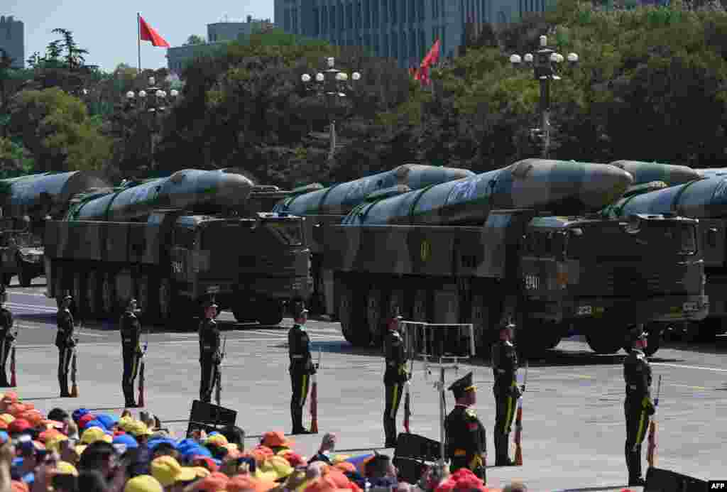 Китайські балістичні ракети DF-26 на військовому параді в Пекіні