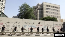 محافظان سفارتخانه آمریکا در مصر.