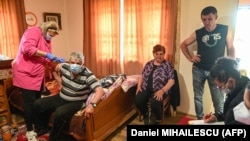 Vaccinare la domiciliu împotriva COVID-19 la Poienița Voinii, Romania, 13 mai 2021. Experții spun că fără vaccin, revenirea la tendința crescătoare a speranței de viață ar fi durat mai mult.