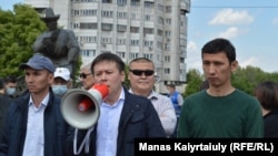 Белсенді Жанболат Мамай (ортада) митингіде сөйлеп тұр. Алматы, мамыр айы 2021 жыл.