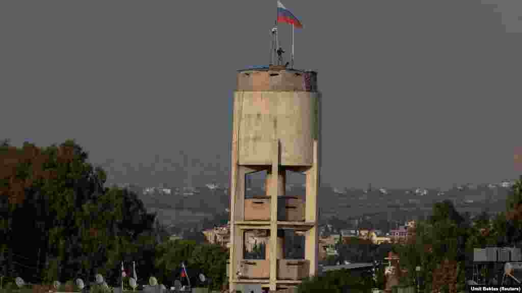Ushtarët rusë duke instaluar atë që duket të jetë një sistem kamerash mbi një kullë brenda bazës Hmeimim. Përveç këtij sistemi të dukshëm CCTV, të cilin Bektas e kapi duke u ndërtuar, ai thotë se ka gjithashtu "një sistem mbikëqyrjeje me sy kah qielli, si një zepelin në majë të bazës ajrore për të vëzhguar përreth".