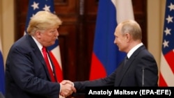 Президент США Дональд Трамп и президент России Владимир Путин (справа) в Хельсинки. 16 июля 2018 года.