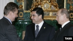 Orsýetiň öňki prezidenti we häzirki premýeri Wladimir Putin (sagda), türkmen prezidenti Gurbanguly Berdimuhamedow (ortada) we Orsýetiň “Gazprom” kompaniýasynyň ýolbaşçysy Alekseý Miller, Kreml, 24-nji aprel 2007-nji ýyl.