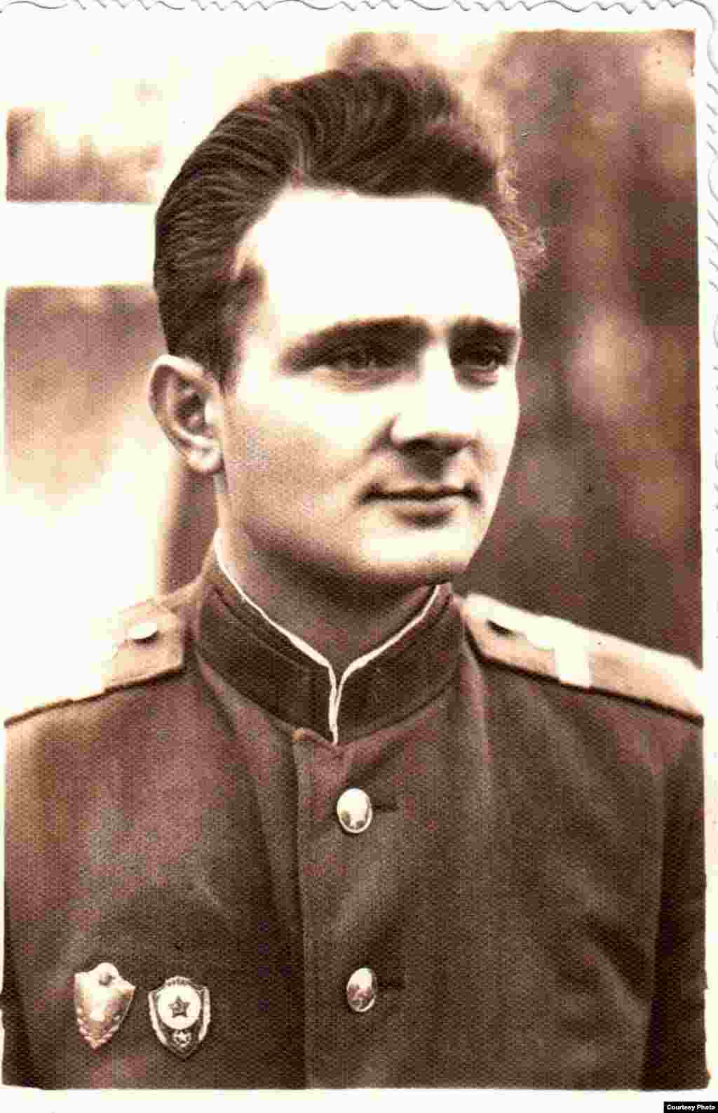 Ivan Ostaficiuc, în vârstă de 19 ani, pe când slujea în trupele de grăniceri din vestul Ucrainei. Circa 1964