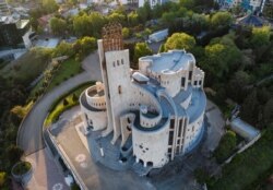 Палац урочистих обрядів (палац шлюбу) – оригінальна кам'яна споруда, побудована в 1980-х роках. Зараз вона належить грузинському олігархові