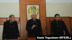 Судья Ержан Кененбаев (ортада) Айман Омарованың түсірген шағымы бойынша шығарылған сот қаулысын түсіндіріп тұр. Алматы, 1 қараша 2019 жыл.