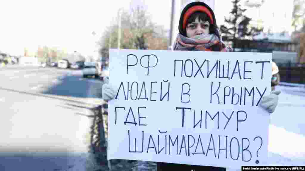 Во время акции около 10 активистов расположились по одному около здания посольства 