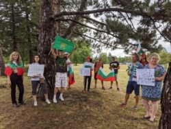 Българи в Торонто също се събраха на протест. Те държаха българското знаме и флага "Свобода или смърт".