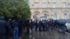 Холодная и дождливая погода не помешала медикам собраться у здания парламента
