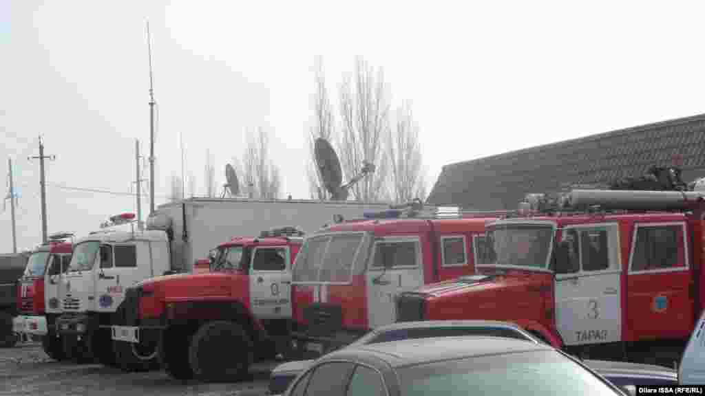 Бурыл ауылына көрші ауылдардан және Тараз қаласынан әкелінген төтенше жағдай қызметі техникалары. 