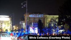 Însemnul #Rezist poiectat pe Muzeul Național de Arte