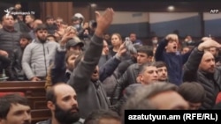Ցուցարարներն Ազգային ժողովի շենքում, 10-ը նոյեմբերի, 2020