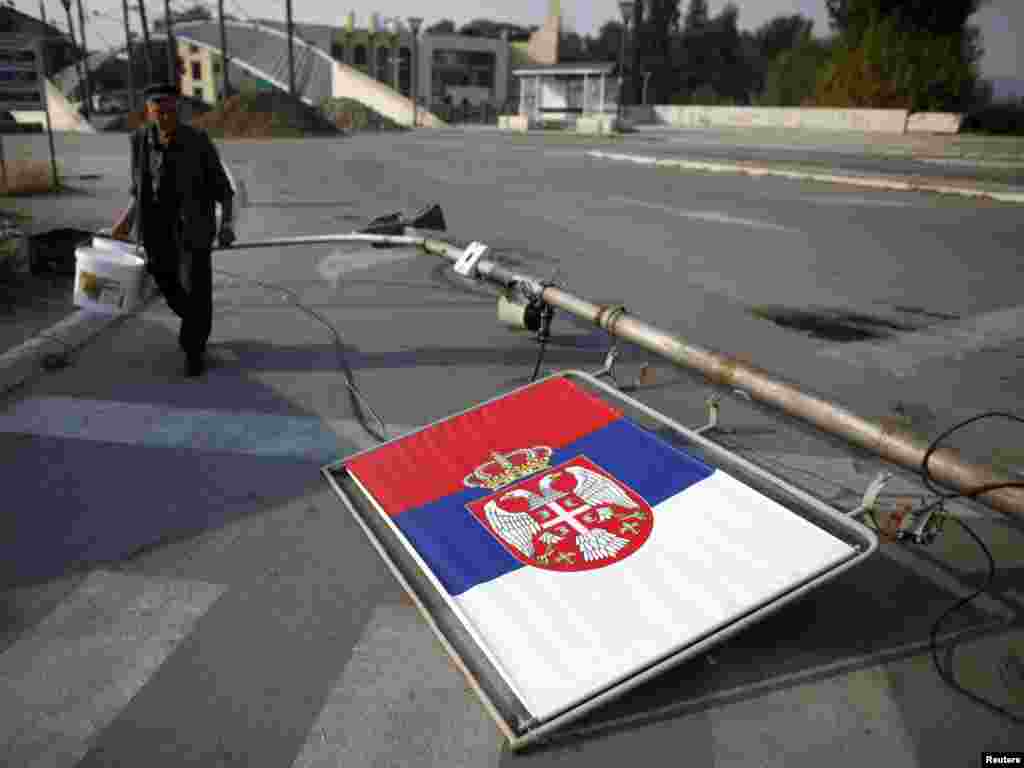 Влез на мостот што ја дели Митровица на српски и албански дел