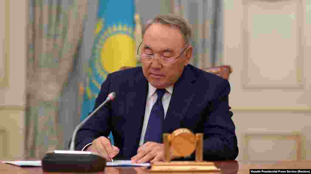 2019 жылғы 19 наурызда Астана уақытымен сағат 19:00-да Қазақстан президенті Нұрсұлтан Назарбаев республикалық телеарналардан халыққа үндеу жасап, президенттік өкілетін тоқтататынын мәлімдеді. Назарбаев үндеу жасап жатқанда қол қойған "Қазақстан Республикасы президентінің өкілетін атқару туралы" жарлыққа сәйкес, оның президенттік өкілеті 20 наурызда тоқтатылады. Назарбаев сайлауға дейін уақытша президент қызметін парламент сенатының төрағасы Қасым-Жомарт Тоқаев атқаратынын айтты. Суретте: Нұрсұлтан Назарбаев биліктен кететінін жариялаған сәт. Астана, 19 наурыз 2019 жыл.