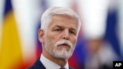  Președintele ceh Petr Pavel la o întâlnire cu oamenii de afaceri francezi în toamna anului 2023, la Strasbourg (AP Photo/Jean-Francois Badias, File)