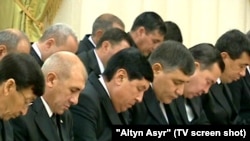Aşgabatly ýazyjy Bugaýew ýerlerdäki agyr ýagdaýlaryň sebäbiniň diňe bir häkimlerden ýa-da deputatlardan däldigini belleýär.